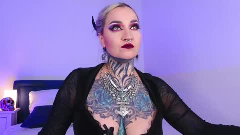 Snapshot of sindeleros chatting on 10-15-25, 01:33 Ms. Sindel online show from 10-15-25, 01:33