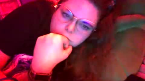 Snapshot of siofra chatting on 07-18-26, 04:22 Siofra online show from 07-18-26, 04:22