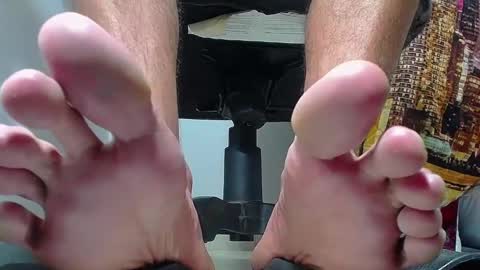 only foot                         worshipers here online show from 01-21-25, 03:15