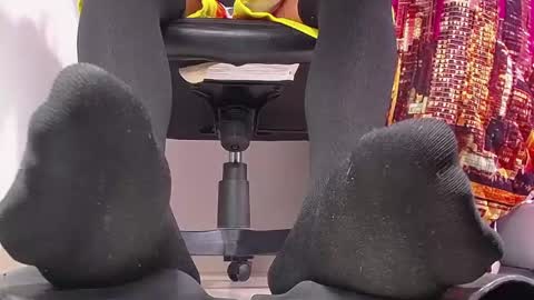 only foot                         worshipers here online show from 02-09-25, 05:43