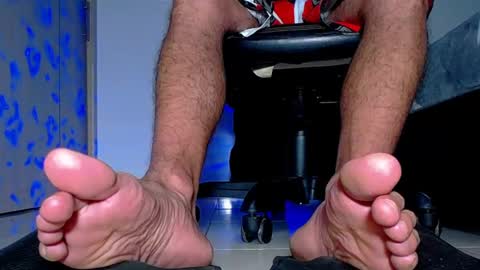 only foot                         worshipers here online show from 09-27-25, 08:03