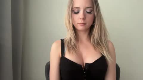 Snapshot of sisi_bunny chatting on 06-01-26, 05:14 Sisi Bunny online show from 06-01-26, 05:14