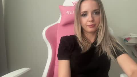 Snapshot of sisi_bunny chatting on 06-11-26, 04:49 Sisi Bunny online show from 06-11-26, 04:49