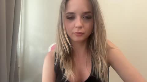 Snapshot of sisi_bunny chatting on 06-22-26, 04:37 Sisi Bunny online show from 06-22-26, 04:37