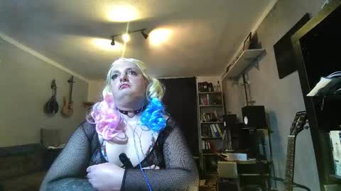 Snapshot of sissylovedoll chatting on 12-21-24, 01:21 Tiffany Candy online show from 12-21-24, 01:21