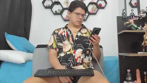 Snapshot of siul_bigcock chatting on 09-19-25, 01:51 Siul Thompson online show from 09-19-25, 01:51
