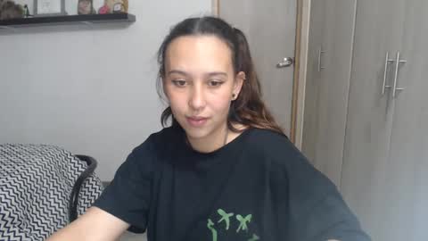 Snapshot of skarlet_adams chatting on 12-20-24, 01:58 Alice online show from 12-20-24, 01:58
