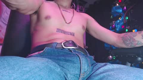 Snapshot of skateboy444 chatting on 12-21-24, 01:04 king online show from 12-21-24, 01:04