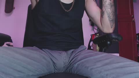 Snapshot of skateboy444 chatting on 12-30-24, 12:32 king online show from 12-30-24, 12:32