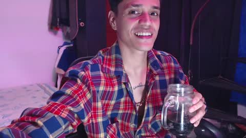 Snapshot of skateboy444 chatting on 01-15-25, 02:06 king online show from 01-15-25, 02:06