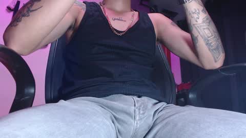 Snapshot of skateboy444 chatting on 01-25-25, 12:38 king online show from 01-25-25, 12:38
