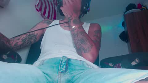 Snapshot of skateboy444 chatting on 03-09-26, 05:33 king online show from 03-09-26, 05:33