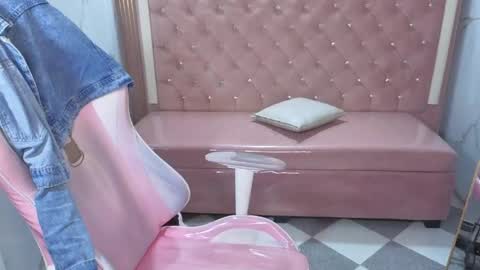 Snapshot of skeler_lovd_b chatting on 06-08-26, 12:49 Skarlet online show from 06-08-26, 12:49