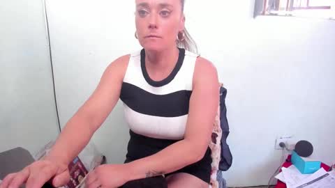 Snapshot of skin_taste chatting on 09-11-25, 08:31 TINNA online show from 09-11-25, 08:31