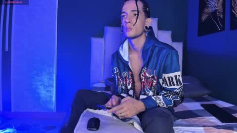Snapshot of skinny_mac_ chatting on 05-19-26, 02:23 Mac online show from 05-19-26, 02:23