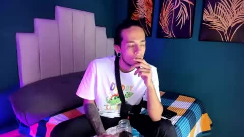Snapshot of skinny_mac_ chatting on 06-15-26, 01:46 Mac online show from 06-15-26, 01:46