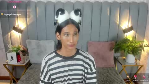Snapshot of sky_fox_1 chatting on 01-12-25, 01:11 STIVEN online show from 01-12-25, 01:11