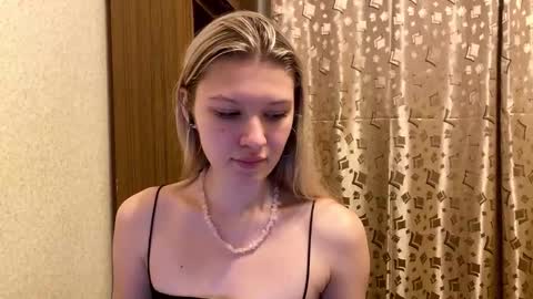 Snapshot of skyedavis chatting on 12-22-25, 07:00 skyedavis online show from 12-22-25, 07:00