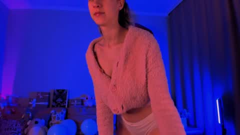 Snapshot of skyewavy chatting on 12-03-24, 12:13 online show from 12-03-24, 12:13