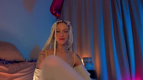 Snapshot of skyewavy chatting on 12-16-24, 11:07 online show from 12-16-24, 11:07