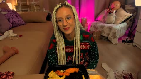 Snapshot of skyewavy chatting on 12-27-24, 08:07 online show from 12-27-24, 08:07