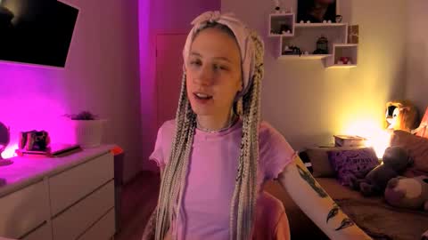 Snapshot of skyewavy chatting on 10-11-25, 09:13 online show from 10-11-25, 09:13