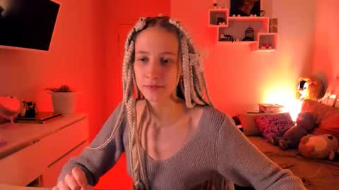Snapshot of skyewavy chatting on 10-12-25, 11:59 online show from 10-12-25, 11:59