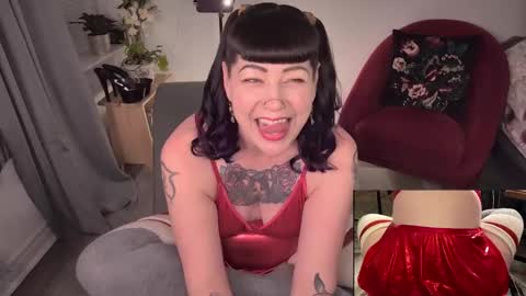 Snapshot of skylar_bird chatting on 12-19-24, 01:18 skylar bird online show from 12-19-24, 01:18