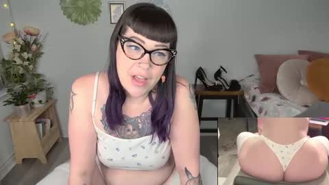 Snapshot of skylar_bird chatting on 02-12-25, 01:19 skylar bird online show from 02-12-25, 01:19