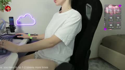 Snapshot of skyqueeni chatting on 12-18-25, 10:10 Nastya online show from 12-18-25, 10:10