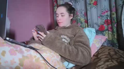 Snapshot of skyressie333 chatting on 12-16-24, 07:00 skyressie333 online show from 12-16-24, 07:00