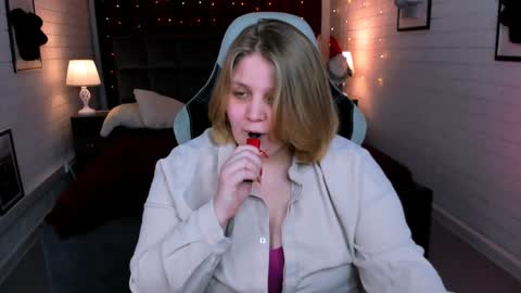 Snapshot of sladadeew chatting on 01-22-25, 12:06 Slada Deew online show from 01-22-25, 12:06