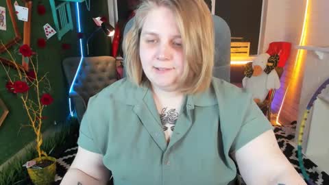 Snapshot of sladadeew chatting on 02-10-25, 04:04 Slada Deew online show from 02-10-25, 04:04