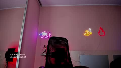 Snapshot of slemgem chatting on 02-09-25, 08:24 Slemgem Amy friends online show from 02-09-25, 08:24