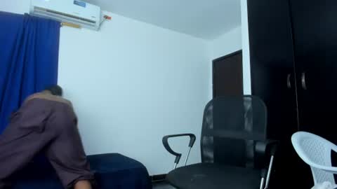 Snapshot of slim_master12 chatting on 06-25-26, 11:53 slim_master12 online show from 06-25-26, 11:53