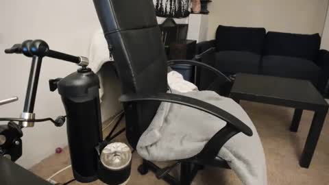 Snapshot of slimguerrilla chatting on 12-31-24, 01:04 Slimguerrilla online show from 12-31-24, 01:04