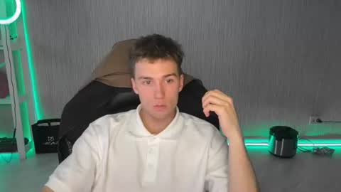 Snapshot of slippery_baby chatting on 06-22-26, 07:33 Mila online show from 06-22-26, 07:33