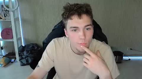 Snapshot of slippery_baby chatting on 07-06-26, 05:04 Mila online show from 07-06-26, 05:04