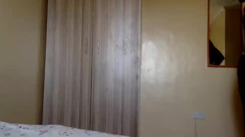 Snapshot of sluttydarkcadbourry2002 chatting on 06-15-26, 10:39 Skillibengisaadboy online show from 06-15-26, 10:39