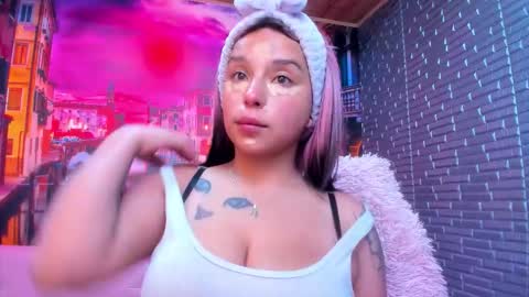 Snapshot of small__naughty chatting on 10-21-25, 01:45 Mariana Torres online show from 10-21-25, 01:45