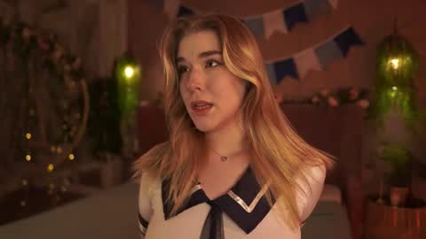 Snapshot of smiley_mia_ chatting on 09-28-25, 05:13 Mia online show from 09-28-25, 05:13