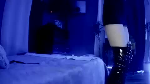 Snapshot of smokeingbitch420 chatting on 10-11-25, 04:44 love bug online show from 10-11-25, 04:44