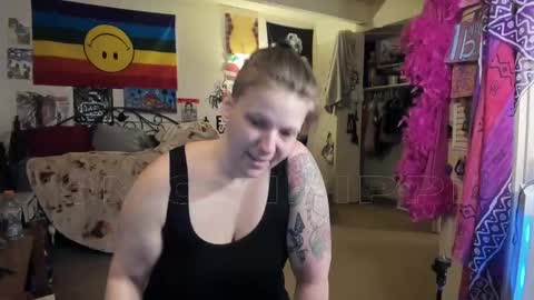 Snapshot of smokihippi chatting on 02-20-25, 02:18 Big Dawg online show from 02-20-25, 02:18