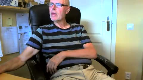 snickarn335731 online show from 05-24-26, 04:23
