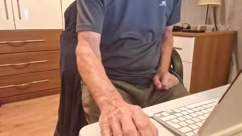 Snapshot of snooty05 chatting on 10-07-25, 06:16 Snooty online show from 10-07-25, 06:16