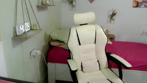 Snapshot of snow_2000 chatting on 01-08-26, 12:07 snow_2000 online show from 01-08-26, 12:07