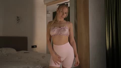 Candice Snow online show from 10-25-25, 02:46