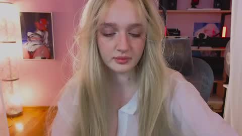 Snapshot of snowflakeskitty chatting on 05-09-26, 05:34 Ellie online show from 05-09-26, 05:34