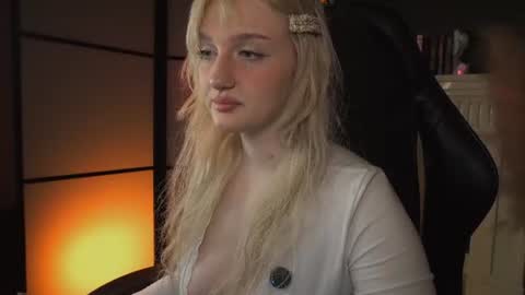 Snapshot of snowflakeskitty chatting on 06-19-26, 05:45 Ellie online show from 06-19-26, 05:45