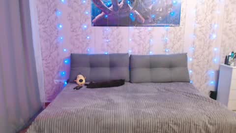 SnowWhate 00 online show from 05-18-26, 06:47
